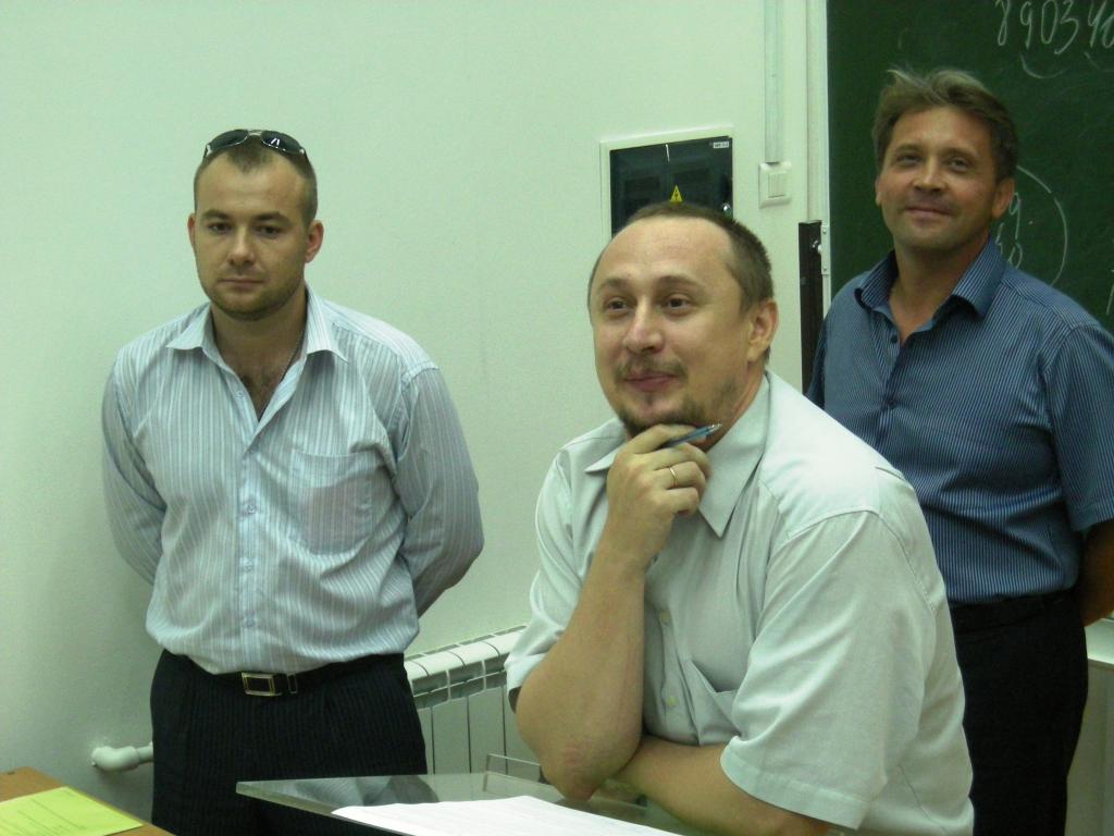 Декан факультета Александр Овруцкий (в центре) организовал встречу со студентами.